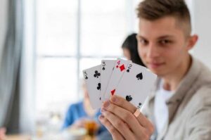 Покерные руки в зависимости от стадий игры: как адаптировать свою тактику?
